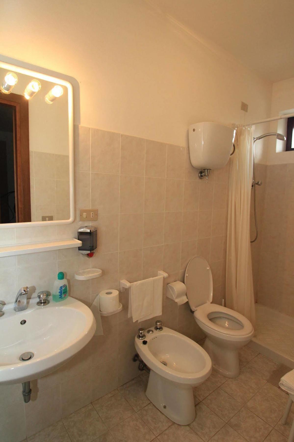 Hotel La Quiete Assisi Bagian luar foto